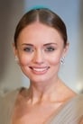 Laura Haddock isViviane Wembly